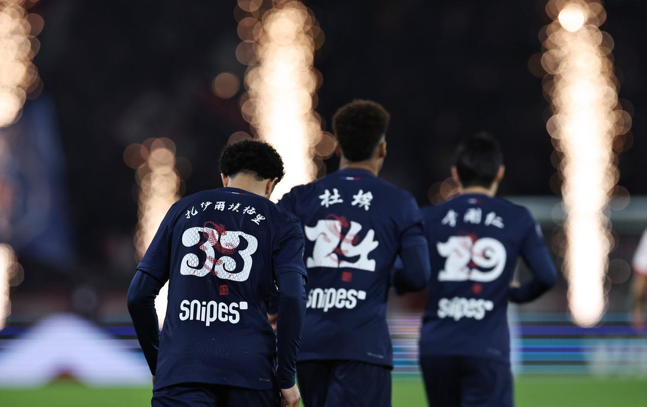 成都蓉城主帅徐正源获三年大合同，球队获亚冠资格，有望争夺双冠，球迷期待新赛季表现。（徐正源与成都蓉城签下三年长约，球队获亚冠资格剑指双冠，球迷期待新赛季）