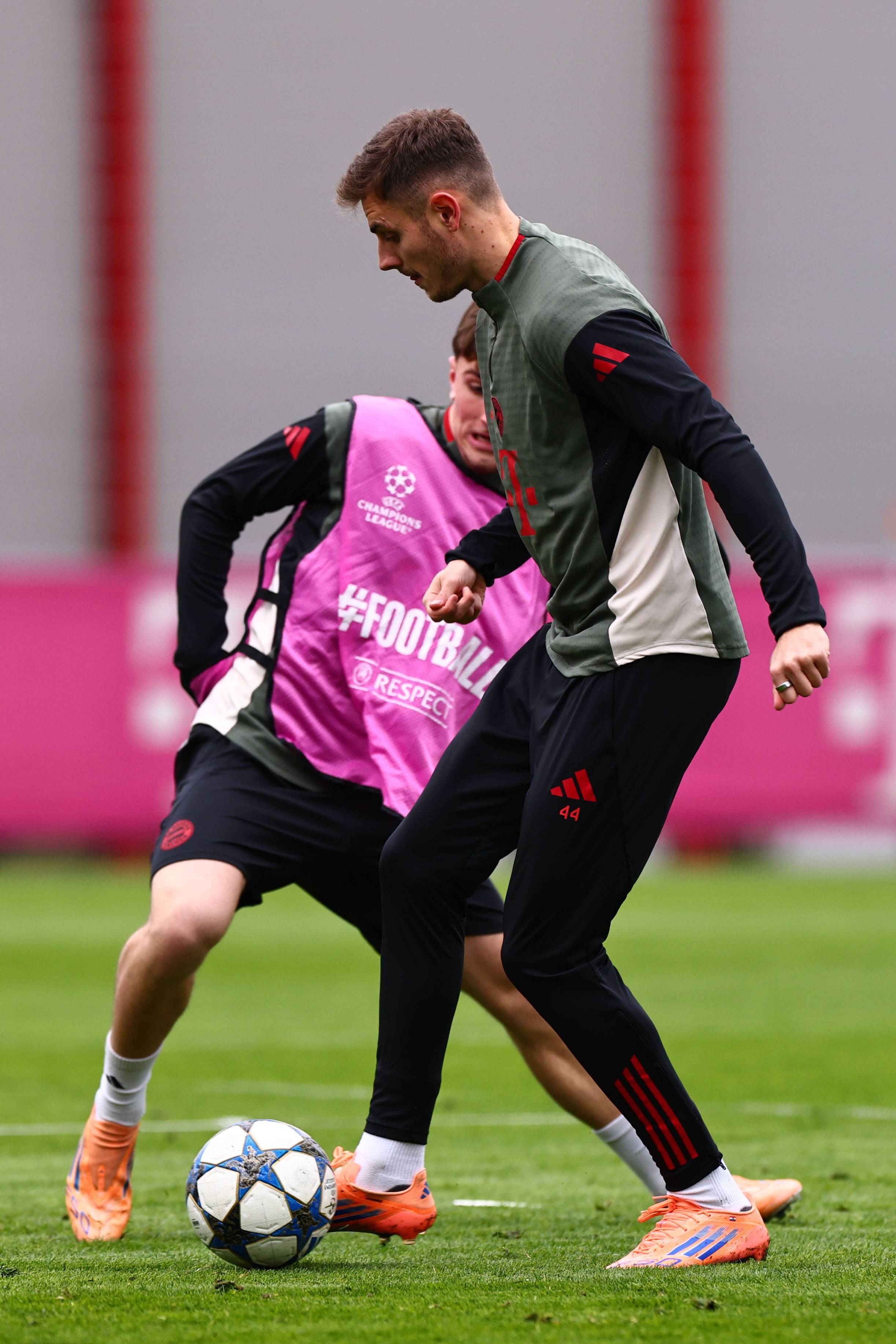 上海U20男足球员：感谢徐根宝指导，81岁高龄还尽力陪伴我们（上海U20男足球员致谢徐根宝：81岁仍倾力指导与陪伴）