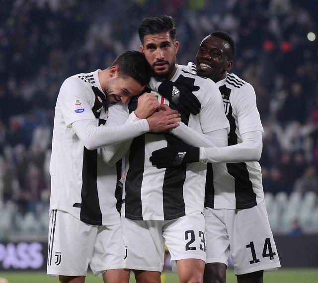 太阳报：萨拉赫今天驾驶劳斯莱斯离开训练基地，面无表情（太阳报：萨拉赫今日开劳斯莱斯驶离训练基地，表情冷峻）